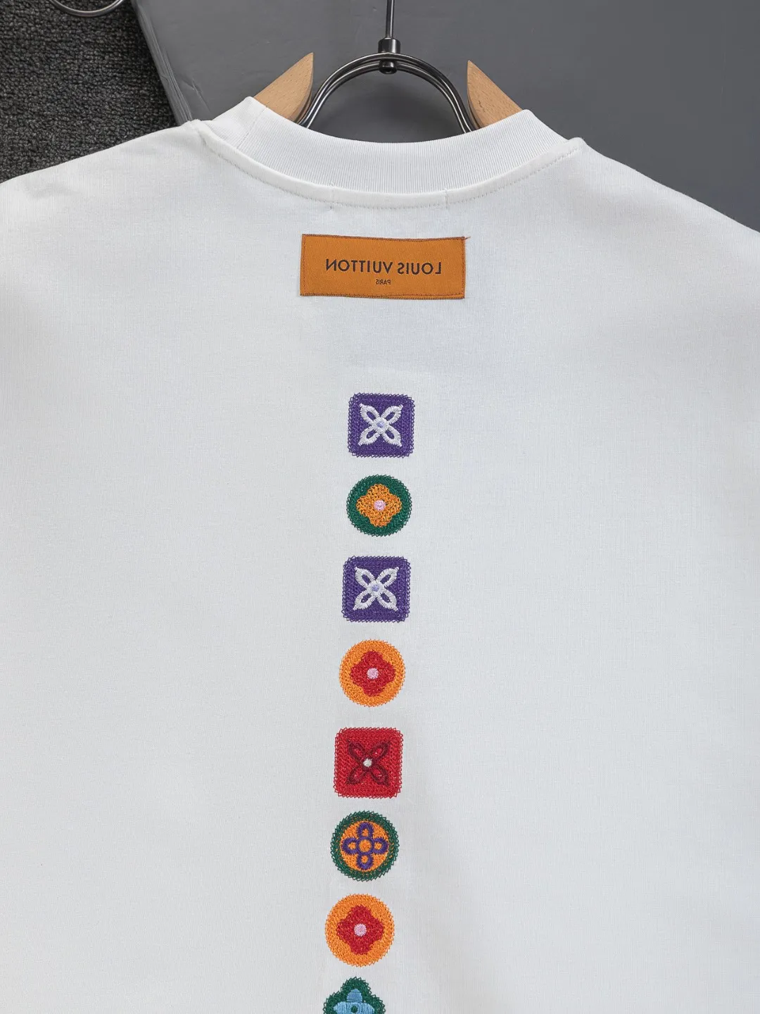 🅿️190 Louis Vuitton 1V LV lv micro-wide version S-XL LV 26ss new products are available at the counter simultaneously. Multiple craftsmanship. Colorful 🍀four-leaf clover🪡embroidery on the chest. Straight color four-leaf clover🍀🪡embroidered logo on the back. Round neck short-sleeved T-shirt, same style for men and women! Consigned to one-to-one creation. Synchronized with the official website, pure cotton fabrics at the counter! It is close to the skin and comfortable, durable and easy to wear. It has a classic and simple logo design and meticulous original craftsmanship. Short-sleeves, a must-have item for men, do not appear to be the same for the general public, but must be unique and eye-catching. This LV short-sleeve is all about quality, comfort, the same shape and fashion as always, including fabrics and cutting techniques. All of them have been made with great effort! 320 grams of washed pure cotton fabric, pure cotton is breathable, very refreshing and comfortable for daily wear. The rib knitting on the neckline is smooth and tight, and the neckline will not be skewed if you toss it at will. The loose version, you will find that it looks really good on the upper body. The overall is minimalist and neat, super versatile for daily use! Pair it casually with a pair of pants for a youthful look. A T-shirt will make your outfit crazy. It is a fashionable item that can never go wrong! Color: Black White Size: S-XL Size chart: S: Shoulder width 50-Bust 56-Length 70 M: Shoulder width 52-Bust 57-Length 72 L: Shoulder width 54-Bust 59-Length 74 XL: Shoulder width 56-Bust 62-Length 76